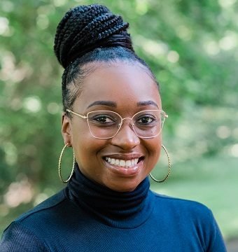 Headshot of Loni Robertson